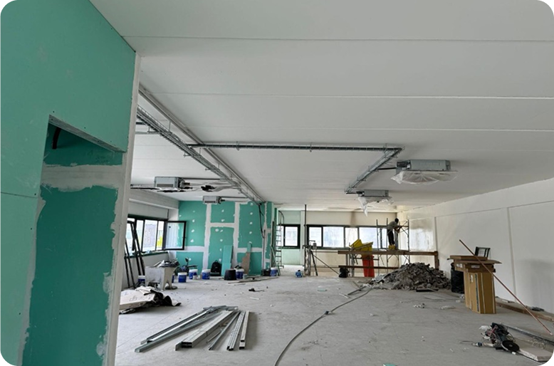 Sistema VRV ad alta efficienza con tubazioni compatte a vista nel negozio Becatti a Siena